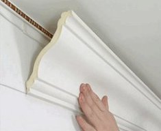 Клеим потолочный плинтус на натяжной потолок