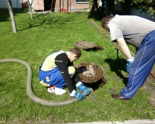 Чистка ямы для слива отходов на участке