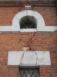 Удаление трещин в кирпичной стене
