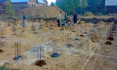 Эффективно бурим в земле отверстия для свай: разнообразие методик