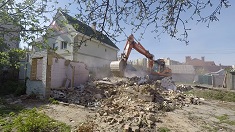Как снести частный дом и какой способ лучше механизированный или ручной