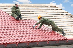 Укладка металлочерепицы: технологические особенности процесса 