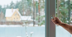 Особые условия и отличительные особенности технологии монтажа пластиковых окон в зимний период